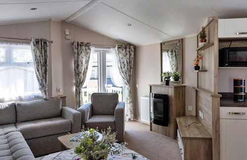 Cowes House | Stunning villa for 6 people with WIFI, pool, TV and terrace