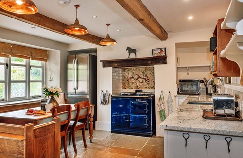 Monmouth House | Stunning villa for 8 guests with hot tub, WIFI, terrace and pets allowed