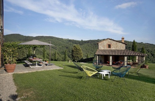 Gaiole in Chianti Villa | Stunning villa for 16 guests with private pool, A/C, WIFI, TV, patio and panoramic view