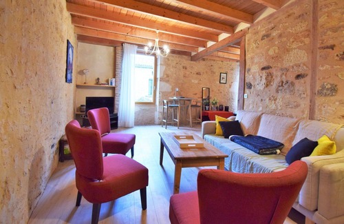 Lacapelle-Biron Villa | Stunning villa for 4 guests with WIFI, A/C, TV and patio