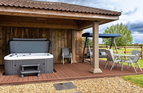 Lympsham House | Stunning villa for 12 guests with WIFI, hot tub, terrace and pets allowed