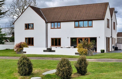 Lympsham House | Stunning villa for 12 guests with WIFI, hot tub, terrace and pets allowed