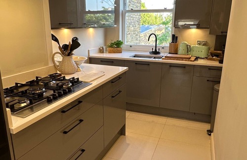 Parsons Green and Walham Apartment | Stylish 1-Bed Flat Near Fulham Broadway Station