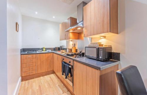 Theatreland Birmingham Apartment | Stylish 1-Bedroom Apartment with Balcony, Family-Friendly, Free Parking & WiFi, Sleeps 3