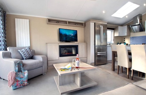 Swanage House | Stylish 12ft-wide caravan with one double and two twin.