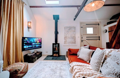 Leatherhead Apartment | Stylish 1BD Cottage with Fireplace | Parking