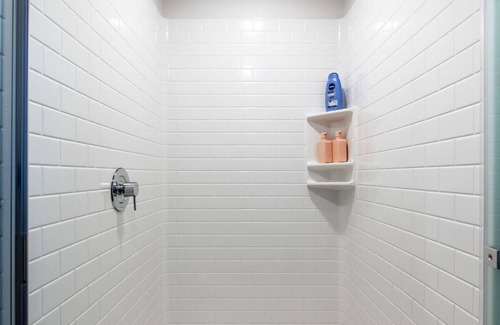 Melrose Bed & Breakfast | Stylish 1BD Retreat in Hollywood Pool&Free Parking