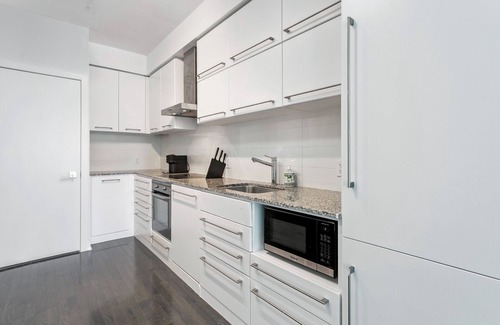 Bay Cloverhill Apartment | Stylish 1bed1bath Condo | Parking|Pool|Gym