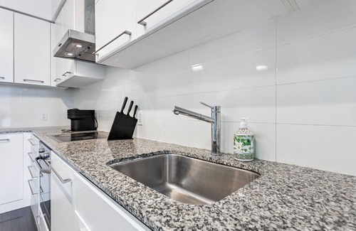 Bay Cloverhill Apartment | Stylish 1bed1bath Condo | Parking|Pool|Gym