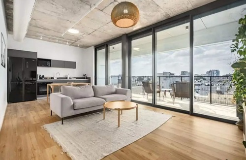 Nahalat Yitzhak Apartment | Stylish 1BR 56 SQM Apartment with balcony and free parking