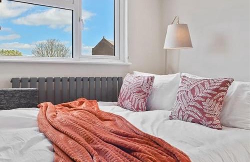 Tokyngton Apartment | Stylish 1BR Apartment Wembley Stadium Sleeps 4