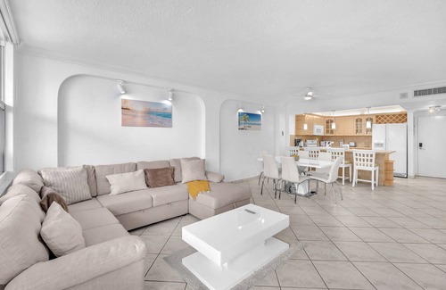 Hollywood South Central Beach Condo | Stylish 1BR on the Sand + Complimentary Beach Service!