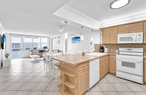 Hollywood South Central Beach Condo | Stylish 1BR on the Sand + Complimentary Beach Service!