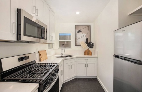 Kensington House | Stylish 1Br Retreat w/Garage AC Close 2 Everything