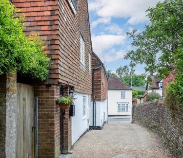 Petersfield Apartment | Stylish 2-bed 16th-century apartment in Petersfield town centre,
