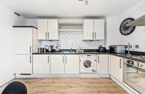 Healey Lane Apartment | Stylish 2 Bed 2 Bath Abode with Parking