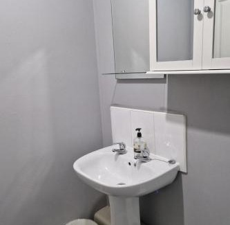 Coventry Apartment | Stylish 2-Bed Apartment - Sleeps 4 Parking & WiFi