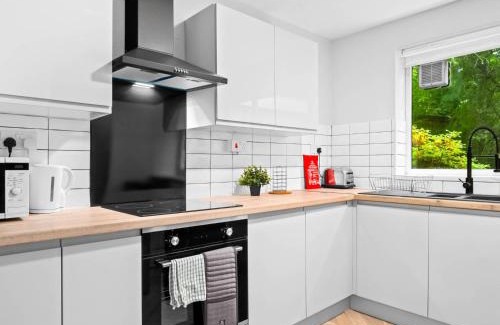 Sutton Coldfield Apartment | Stylish 2-Bed Apartment - Netflix, Garden & Free Parking 21E