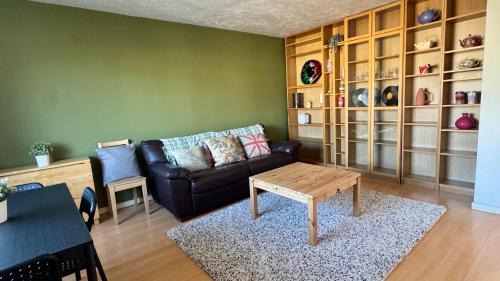 Walthamstow Apartment | Stylish 2 Bed Home with parking