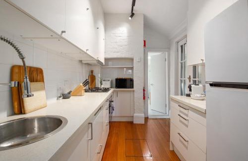 Redfern House | Stylish 2-Bed House with Private Courtyard