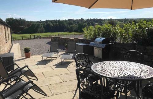 Winkhill House | Stylish 2 Bed Peak District Cottage Barn - Alton Towers, Christmas Markets, Polar Bears, Chatsworth
