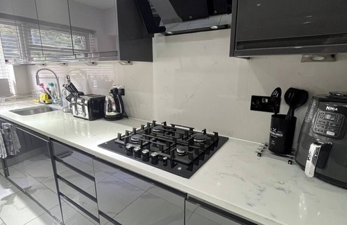 Sudbury House | Stylish 2 Bedroom House Wembley