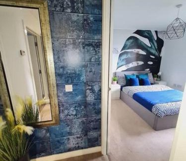 East End Apartment | Stylish 2 bedroom Apartment/FREE Gated Parking