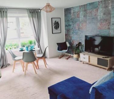 East End Apartment | Stylish 2 bedroom Apartment/FREE Gated Parking
