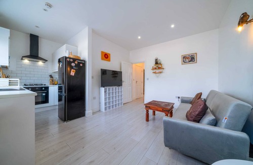 Feltham West Apartment | Stylish 2 Bedroom Near Heathrow with Free Parking