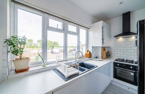 Feltham West Apartment | Stylish 2 Bedroom Near Heathrow with Free Parking