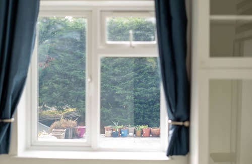 Feltham West Apartment | Stylish 2 Bedroom Near Heathrow with Free Parking