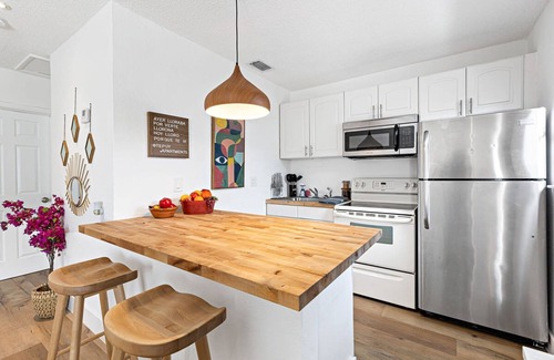 Sailboat Bend Apartment | Stylish 2 BR Condo - Close to Riverwalk