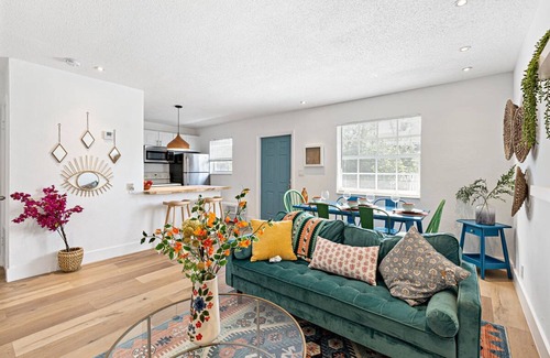 Sailboat Bend Apartment | Stylish 2 BR Condo - Close to Riverwalk