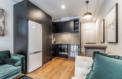 Auckland Central Business District Apartment | Stylish 2-Storey Retreat With Parking Zodiak Stays