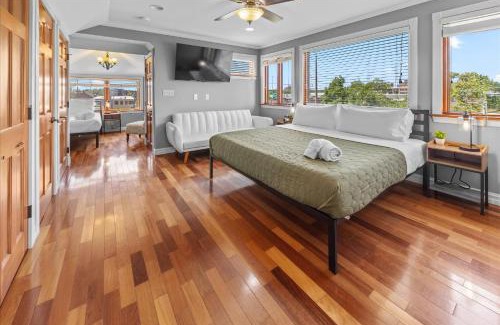 Holy Cross House | Stylish 2-Story Retreat w Balcony & Parking