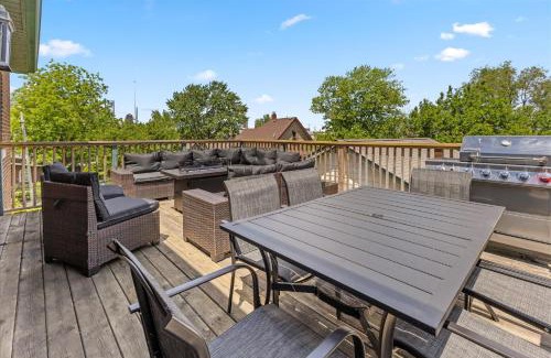 Holy Cross House | Stylish 2-Story Retreat w Balcony & Parking