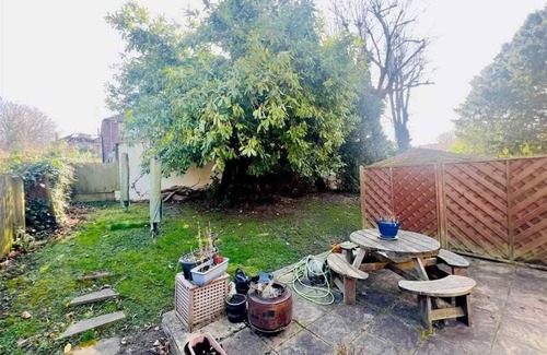Copers Cope Apartment | Stylish 2BD Flat w/ Parking, Beckenham