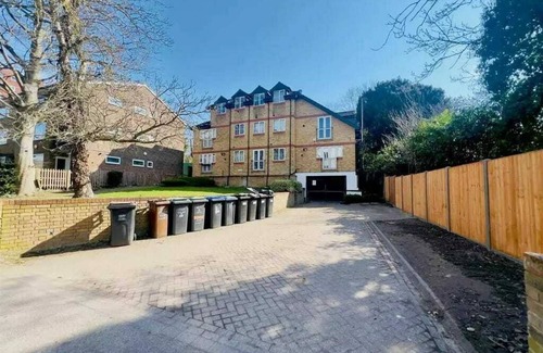Copers Cope Apartment | Stylish 2BD Flat w/ Parking, Beckenham