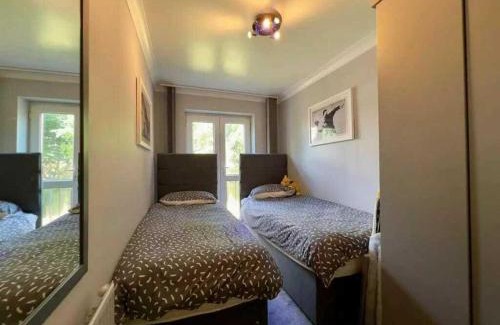 Copers Cope Apartment | Stylish 2BD Flat with Parking Beckenham