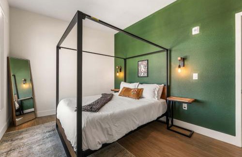 Little Tokyo Apartment | Stylish 2BD Haven with Scenic DTLA Views and Parking