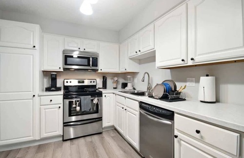 Bloomington Apartment | Stylish 2BR Loft Near ISU, Hospitals & Downtown