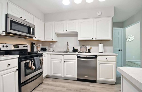 Bloomington Apartment | Stylish 2BR Loft Near ISU, Hospitals & Downtown
