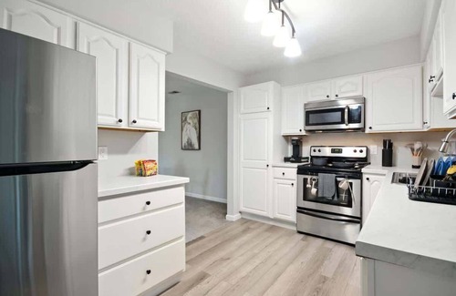 Bloomington Apartment | Stylish 2BR Loft Near ISU, Hospitals & Downtown