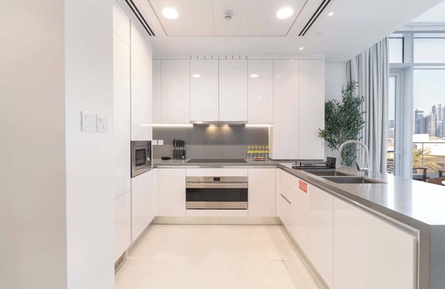 Al Safa Apartment | Stylish 2BR + Maid’s Room - Canal Front Stay!