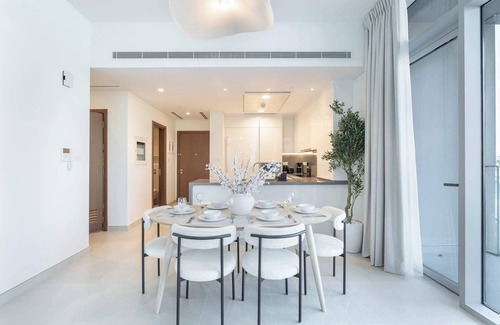 Al Safa Apartment | Stylish 2BR + Maid’s Room - Canal Front Stay!