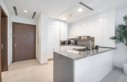 Al Safa Apartment | Stylish 2BR + Maid’s Room - Canal Front Stay!