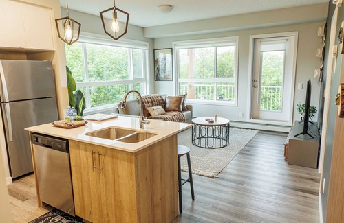 Inglewood Condo | Stylish 2BR Retreat Near Parks&Paths 10-min DT/Zoo