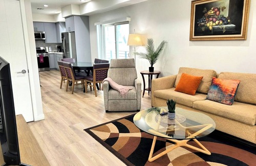 Hollywood Hotel | Stylish 2BR Suite in Vibrant LA Area -> Complimentary WiFi, AC & Parking