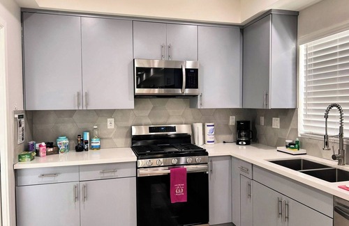 Hollywood Hotel | Stylish 2BR Suite in Vibrant LA Area -> Complimentary WiFi, AC & Parking