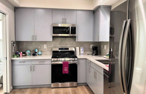 Hollywood Hotel | Stylish 2BR Suite in Vibrant LA Area -> Complimentary WiFi, AC & Parking